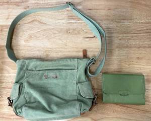 lot 22 image: Fossil Brand Womens Handbag with Matching Leather Wallet