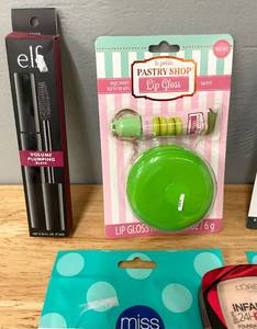 lot 86 image: Lot of Makeup and Beauty Supplies
