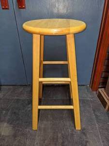 lot 62 image: Solid Oak Single Bar Stool