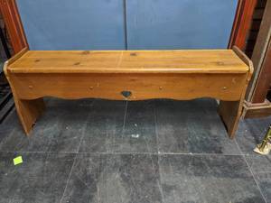 lot 58 image: Country Style Entry or Storage Bench