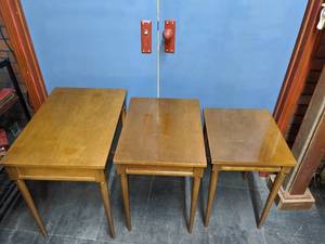 lot 41 image: Mid Century Modern Set of 3 Stacking Wood Tables