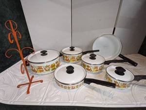 lot 77 image: Rare RETRO 1960s Enamelware Set of Pots, Pans & Lids