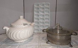 lot 103 image: Soup Tureens, Pyrex Casserole wStand