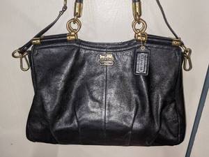 lot 9 image: Classic Coach Black Leather Shoulder Bag.