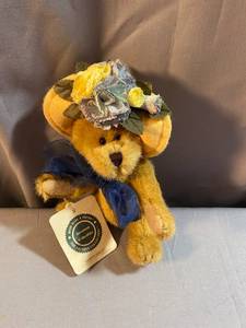 lot 117 image: Plush Boyds Bears - McKenzie, Nanette Dubeary, Lizzie Wishkibble