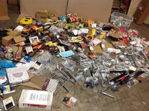 lot 34 image: Pallet of small houseware items & mixed with small hand tools