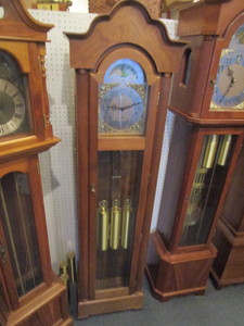 lot 108 image: KUEMPEL WALNUT GRANDMOTHER CLOCK