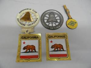 lot 11 image: VINTAGE AUTOMOBILE CLUB SOUTHERN CALIFORNIA LICENSE PLATE TOPPER, BADGE & LEATHER STRAP KEY CHAIN - AWESOME SET - RARE - SEE PICTURES