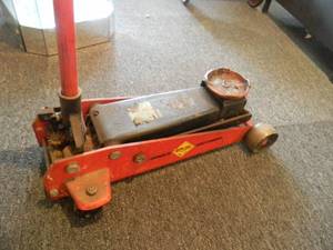 lot 38 image: ALLIE FLOOR HYDRAULIC SERVICE JACK 3 TON 6000LB - QUICK LIFT - WORKS AS IT SHOULD - SEE PICTURES