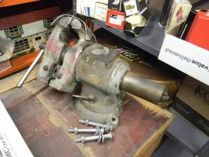 lot 40 image: Vintage Large Heavy Duty Bench Vise Swivels  Rotates - LEGIT - GREAT PIECE FOR THE SHOP - SEE PICTURES