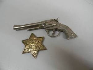 lot 50 image: VINTAGE HUBLEY PET METAL CAP GUN - NICE - & WELLS FARGO AGENT METAL BADGE - NICE - GREAT SET - SEE PICTURES