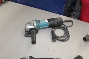 Makita 9564PC 4-12 Grinder