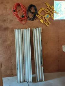 lot 10 image: Fluorescent Work Lights & Extension Cords