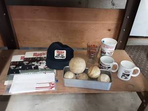 lot 36 image: MN Twins Collectibles