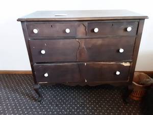 lot 60 image: Vintage 4-Drawer Dresser On Casters 20x39x36