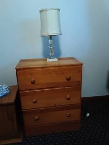 lot 65 image: Pine 3-Drawer Dresser With Lamp