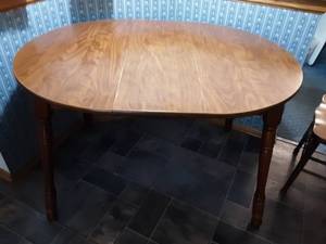 lot 79 image: 36 Round Kitchen Table With 11 Leaf