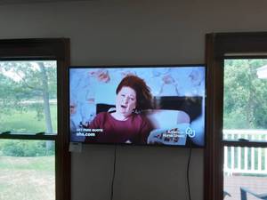 lot 86 image: 46 Samsung TV With Remote