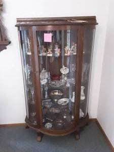 lot 97 image: Curved Glass Curio With Key 38x18x64