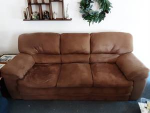 lot 100 image: Couch