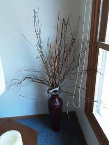 lot 101 image: Large Vase Of Dried Decor