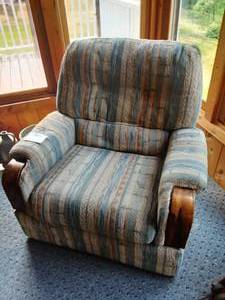 lot 119 image: Oversize Recliner Chair