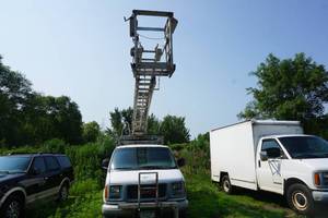 lot 3 image: 2001 Chevy 3500 Van With Van Ladder Telescoping Boom With Bucket
