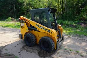 lot 1 image: 2014 Mustang Model 1900R Hydraglide Skid Loader Skid Steer