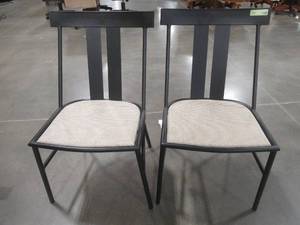 lot 31 image: Smith & Hawkin Farmhouse 2pk Metal Patio Dining Chairs.