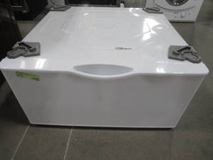 lot 61 image: Samsung 14.2 in. White Laundry Pedestal with Storage Drawer (#2) - Slight Scratch and Dent.