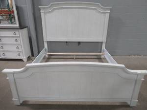 lot 101 image: Benchcraft Nashbryn King Panel Bed, B763-589756.