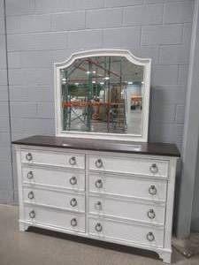 lot 102 image: Benchcraft Nashbryn Dresser With Mirror. B763-31