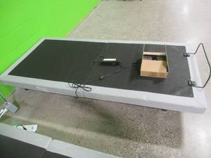 lot 104 image: Twin Adjustable Platform In Nice Working Condition With Remote.
