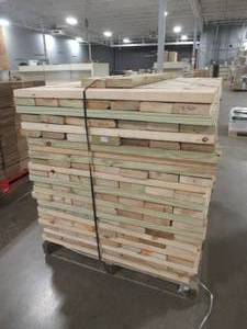 lot 125 image: WHOLESALE MIXED PALLET OF MISCELLANEOUS CUT LUMBER - Approximately 1 12 x 5 12 x 38 14