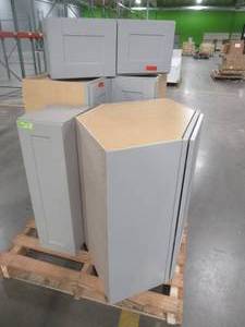 lot 138 image: WHOLESALE MIXED PALLET OF MISCELLANEOUS BASE AND WALL CABINETS