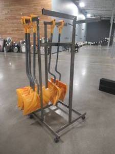 lot 268 image: Wholesale Rack of Shovels 2757784