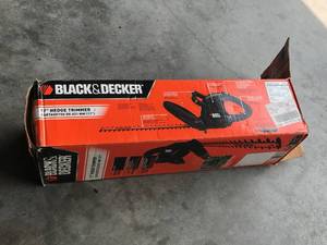 lot 6 image: Black & Decker 17 Hedge Trimmer