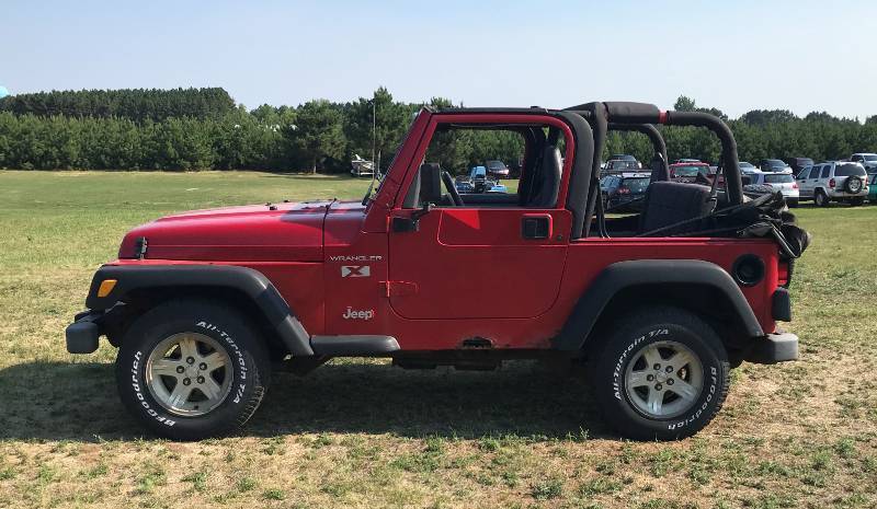 lot 3 image: 2002 Jeep Wrangler 4X4