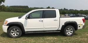 lot 2 image: 2004 Nissan Titan 5.6 LE 4X4