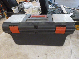lot 21 image: Rubbermaid Toolbox