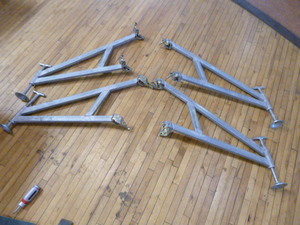 lot 71 image: 4 Scaffolding Stabilizers