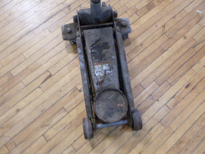 lot 92 image: Floor Jack
