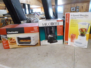 lot 163 image: Small Kitchen Appliances