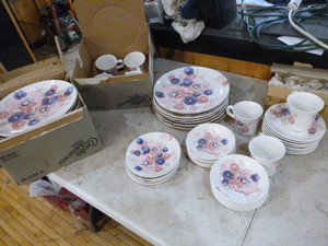 lot 175 image: Noritake Craftone Dinnerware