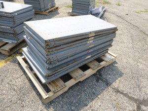 lot 5 image: 17 Metal Shelves