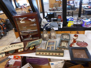 lot 196 image: Lot of Home Dcor