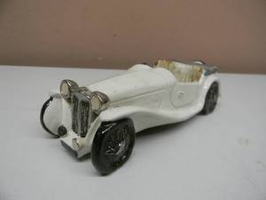 lot 7 image: NICE CLASSIC MG CERAMIC CAR.