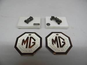 lot 64 image: 2 - VINTAGE MG BADGES THE MINNESOTA MG REGISTER - AWESOME WITH 2 MINI MODELS - GREAT PIECES - SEE PICTURES