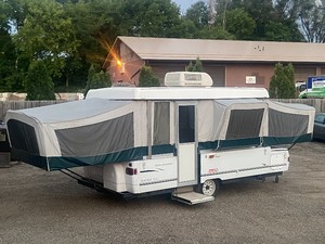 lot 1 image: 2000 Coleman Pop-Up Camper Trailer