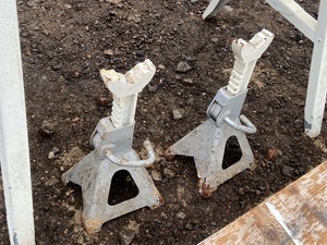lot 28 image: Lot Of (2) Saw Horses & (2) Jack Stands